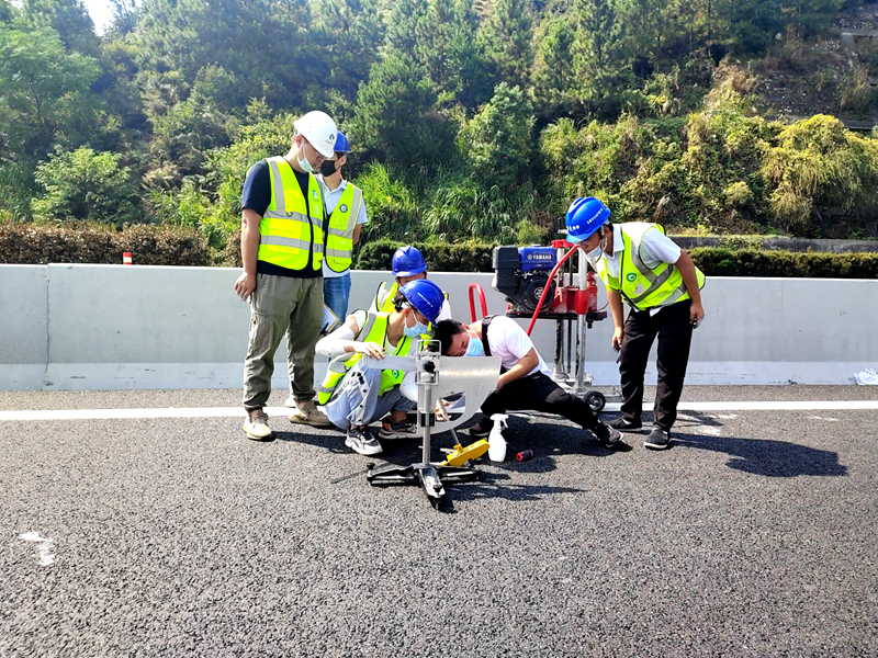 吉康改擴建C1標率先完成全線首段主線路基、路面分段交工驗收 (1)